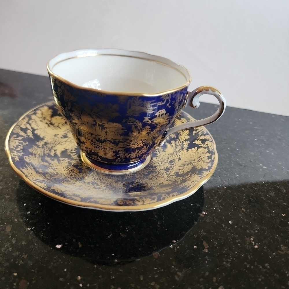 Vintage Aynsley Cobalt Blue and Gold Teacup and Saucer, England - Picture 4 of 13